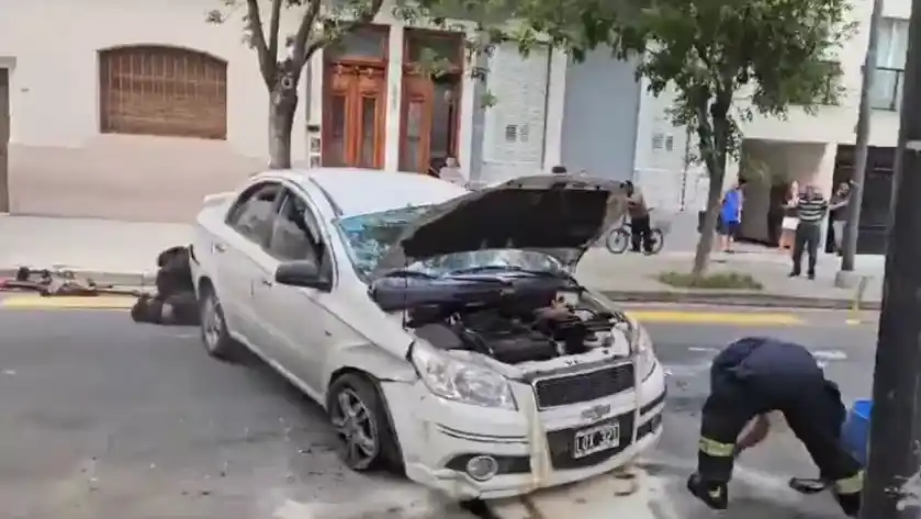 Choque, vuelco y explosión: un hombre y su bebé de un año fueron hospitalizados