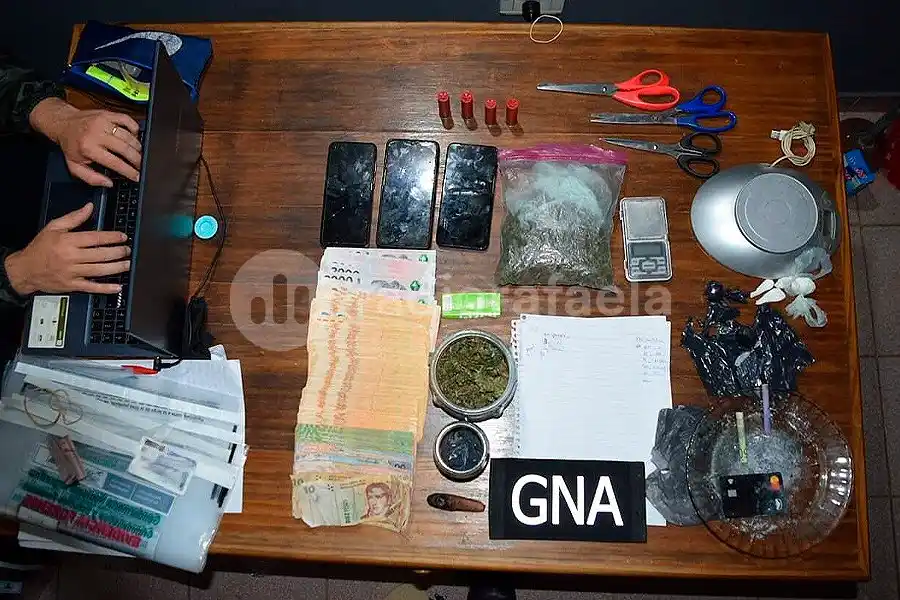 Seis detenidos y secuestro de estupefacientes, armas y dinero en un procedimiento antidrogas en el sur santafesino