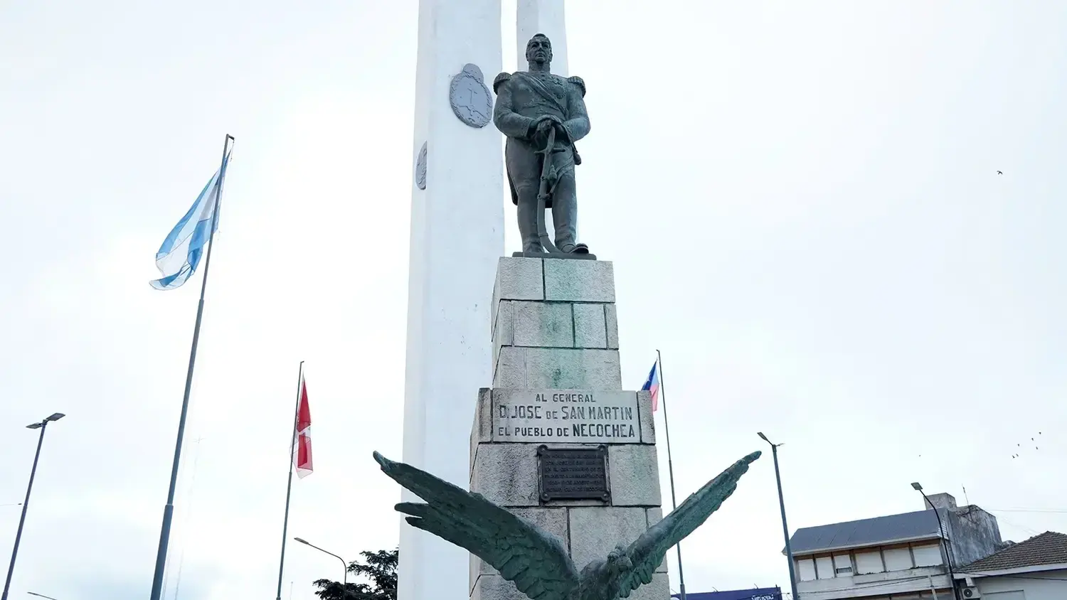 Franco Fúrfaro creó el monumento al general San Martín, ubicado en Diagonal y avenida 59