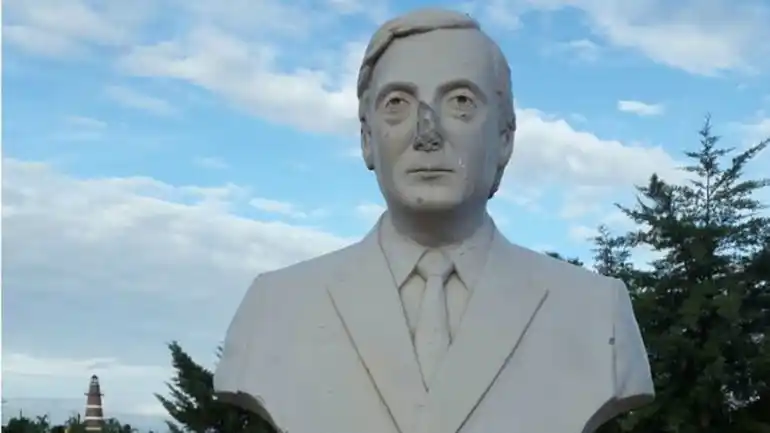 Atacaron un busto de Néstor Kirchner en Concepción del Uruguay