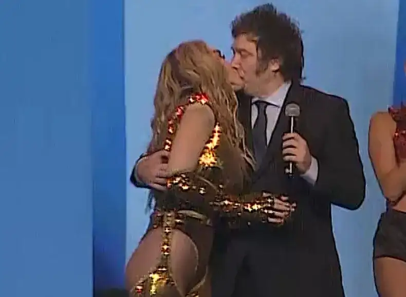Los besos apasionados de Milei y Fátima sobre el escenario y el duro mensaje del presidente