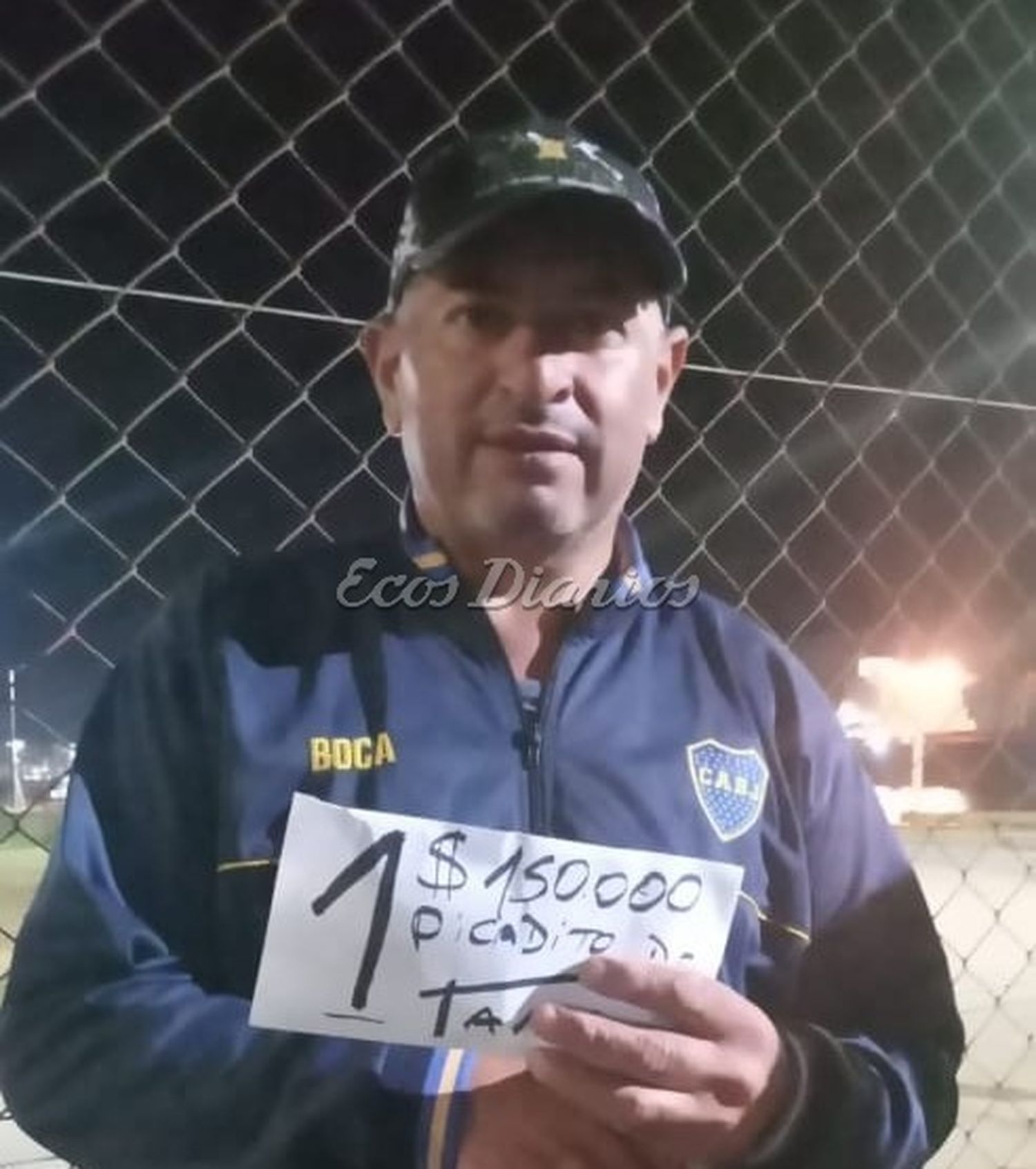 Luis Montiel posa con su sobre ganador