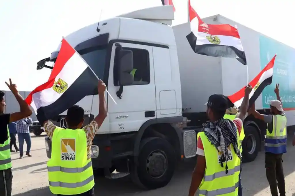 Camiones cargados con ayuda humanitaria se preparan para entrar en Gaza por el paso fronterizo de Rafah, en Egipto.