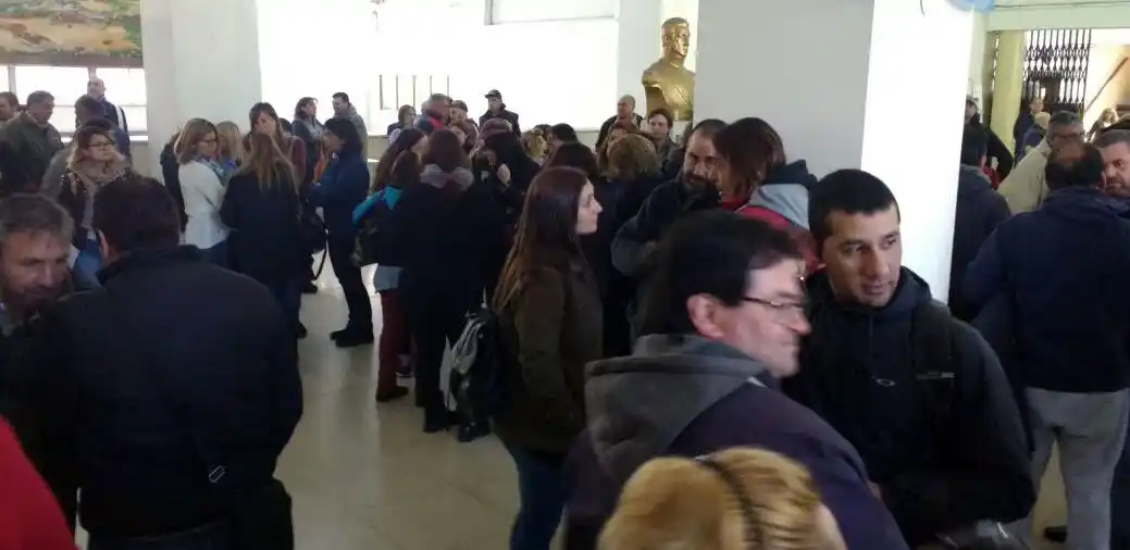 Municipales reclaman el pago de horas extras en el Palacio Comunal