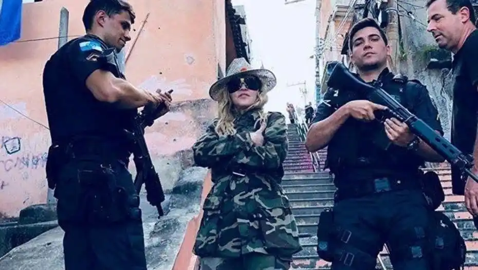 Madonna visitó una favela y se sacó una foto que provocó indignación