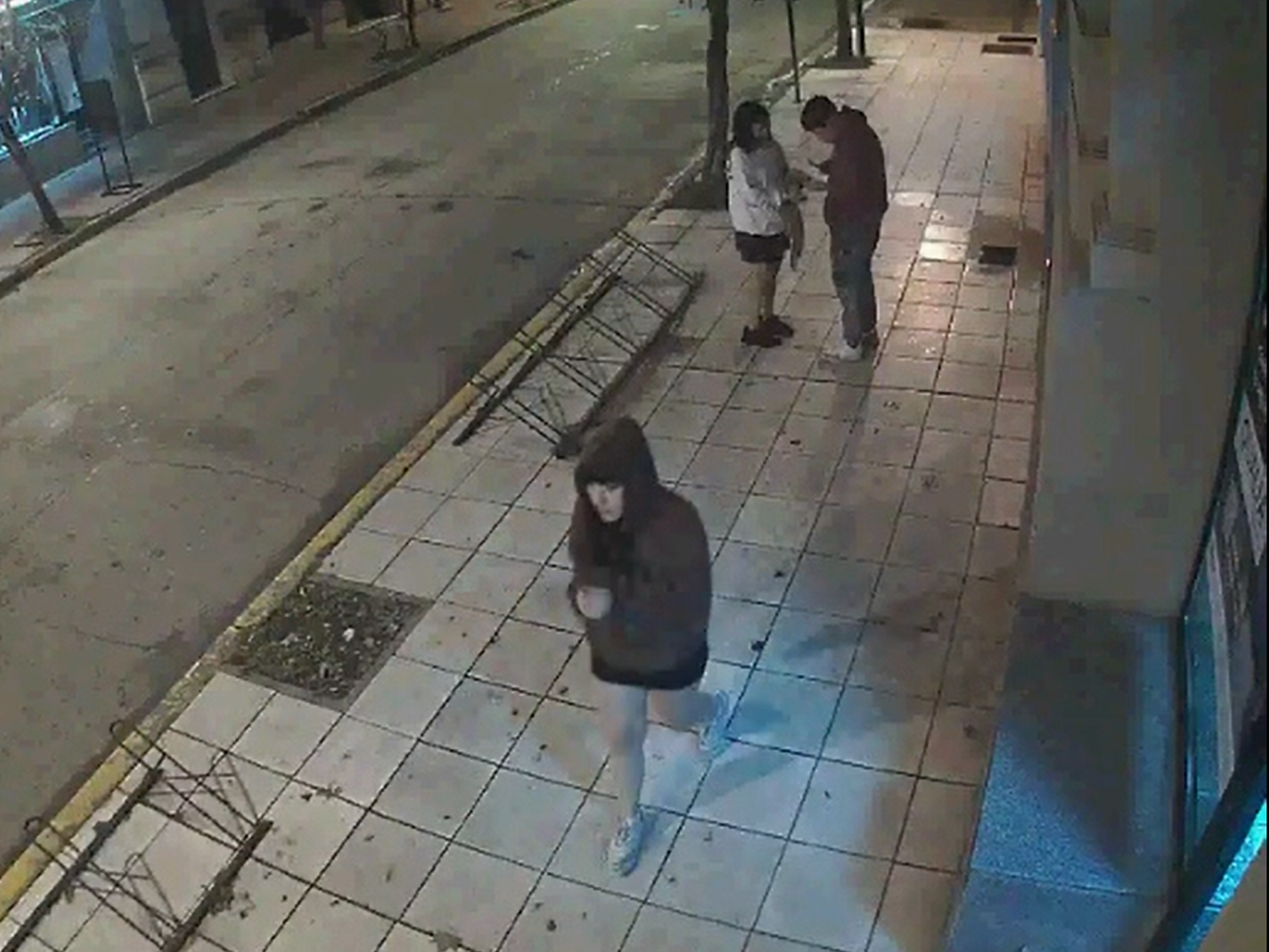 Las imágenes de las cámaras de seguridad de la zona captaron el accionar de los jóvenes.