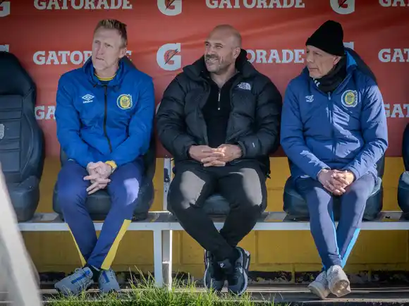 Mercado de pases en Central: uno que sigue y otro que se va