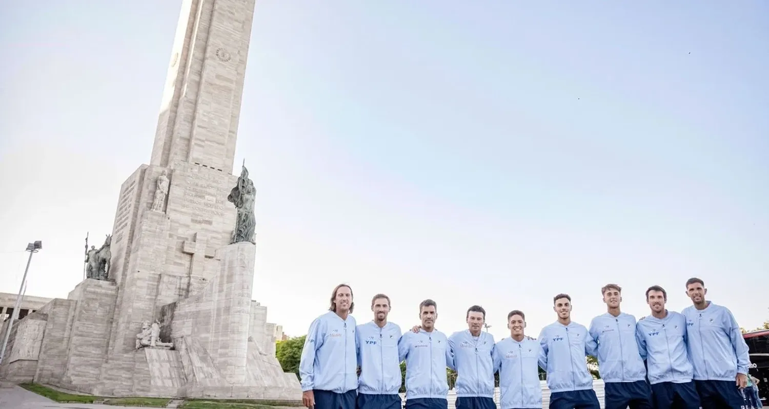 La foto oficial del plantel argentino en el Monumento a la Bandera de Rosario. Crédito: Omar Rasjido / Prensa AAT