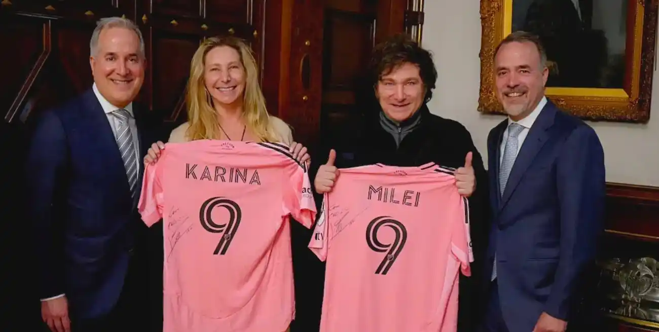 Javier y Karina Milei con los empresarios del Inter Miami y las camisetas firmadas por Lionel Messi.
