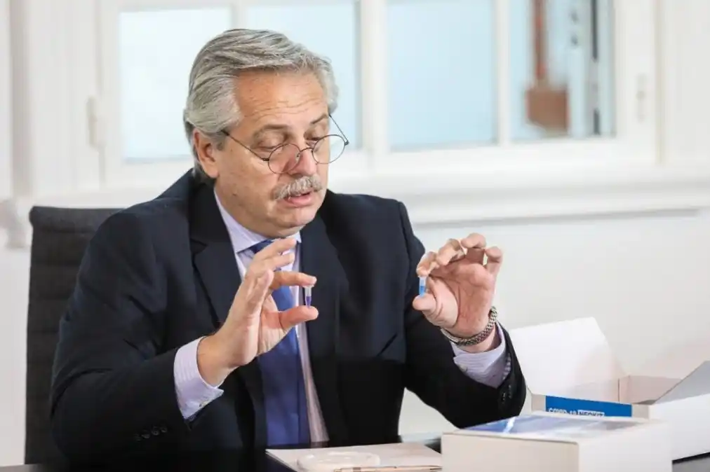 El presidente Alberto Fernández con el kit de testeo rápido.