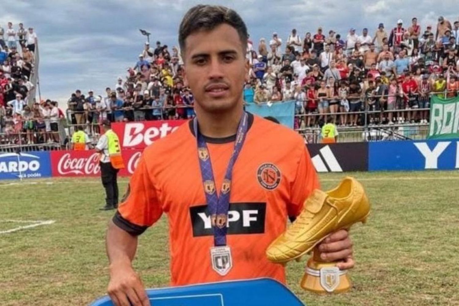 Riestra anunció que contrató al goleador del torneo amateur del "Kun" Agüero