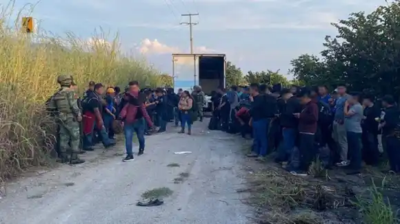 ¡LOS ABANDONARON A SU SUERTE! Encuentran a 82 migrantes hacinados en un camión en Chiapas
