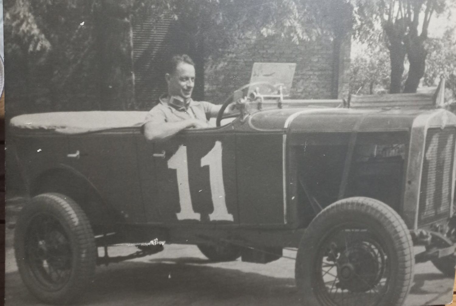 Un almacén, un auto y una historia familiar: una postal entrañable de la Crespo de antaño