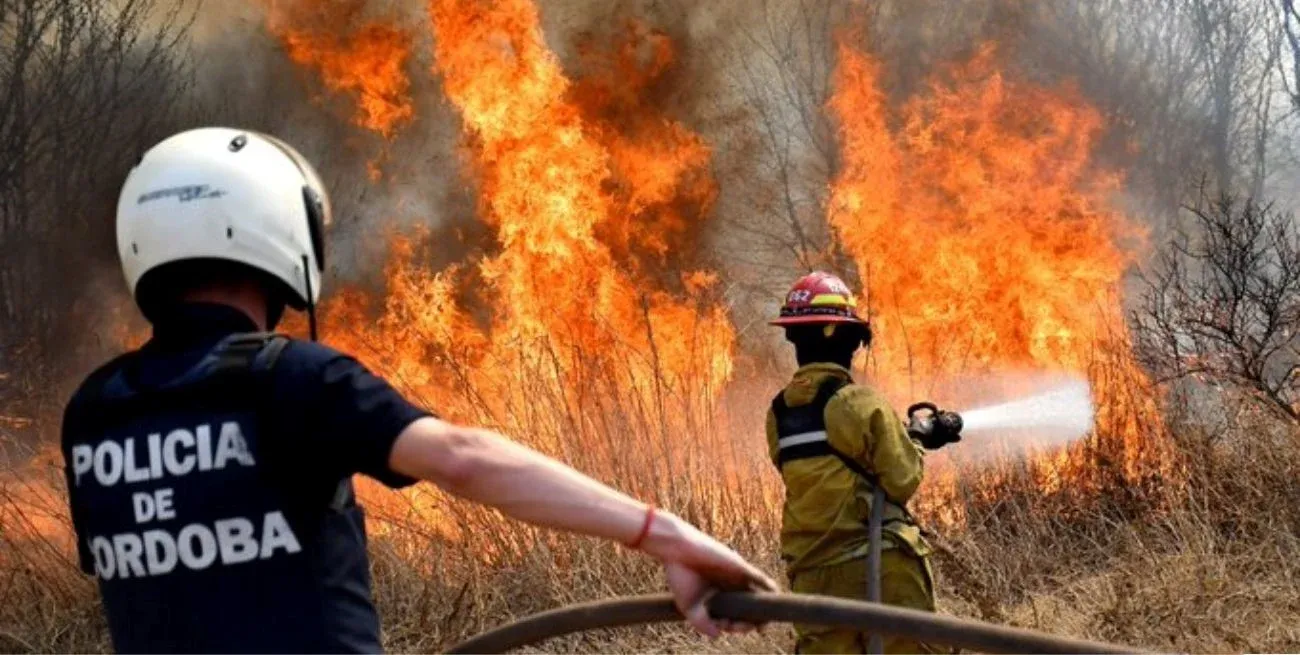 El fuego se originó al sur del cerro Champaquí.