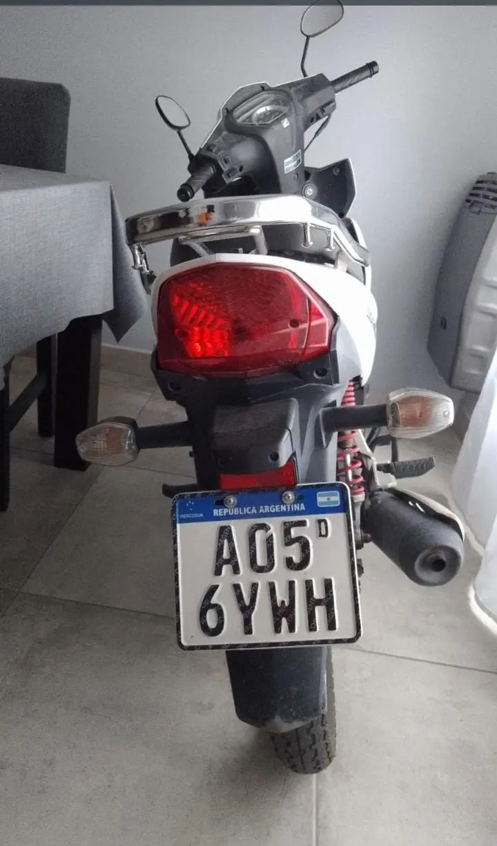 Le robaron la moto del porche mientras compraba pan