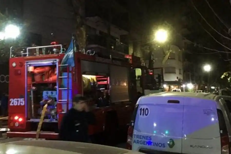 Un muerto y dos heridos al incendiarse un departamento en Buenos Aires: Felipe Pettinato debió ser asistido