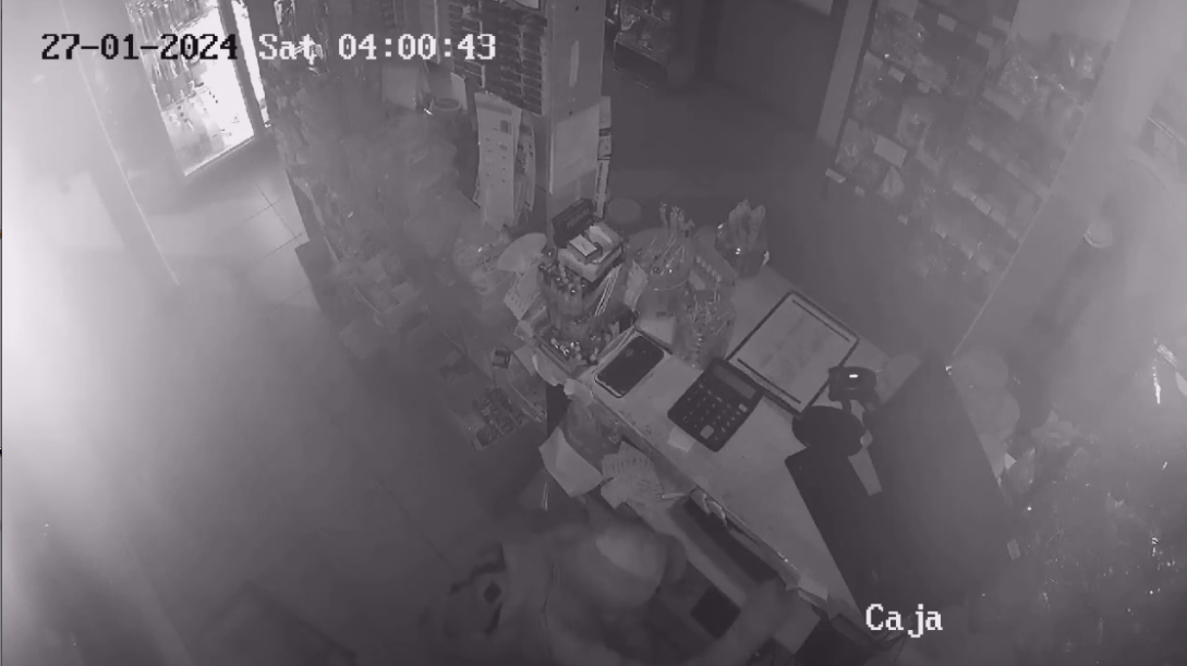 Captura de una de las cámaras de seguridad que captó por completo el robo.