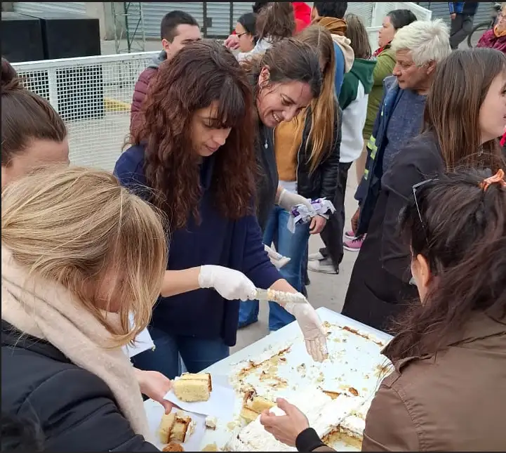 Porciones. De la torta, fueron distribuidas a los presentes en la tarde de ayer en Quequén, donde hubo artistas, entre ellos, Julio Lacassagne