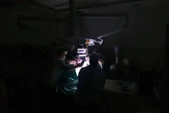 Hospital de Niños: operaron con luces de celulares por un corte de electricidad