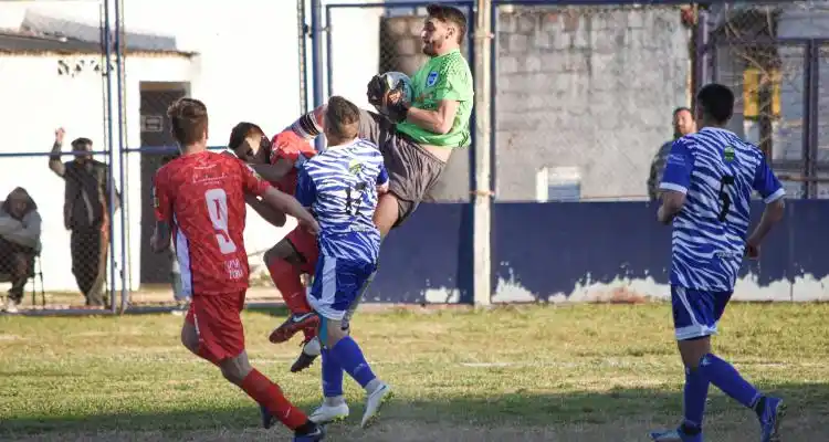 Independencia sigue mandando pero con Banfield y Mitre detrás