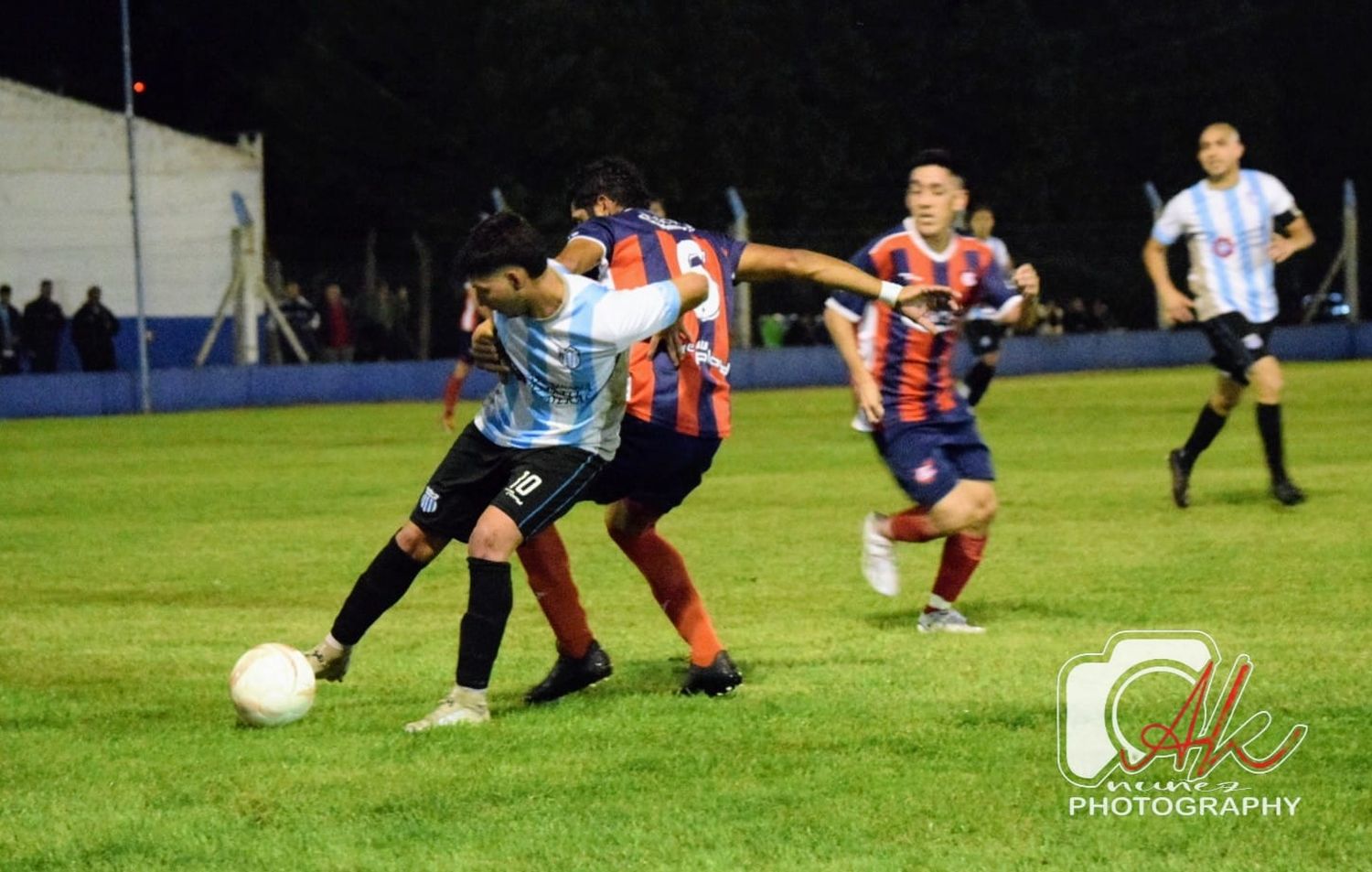 Disputado y parejo empate entre el "1" y el "8" de la fase regular. Foto: Alejandro Núñez.