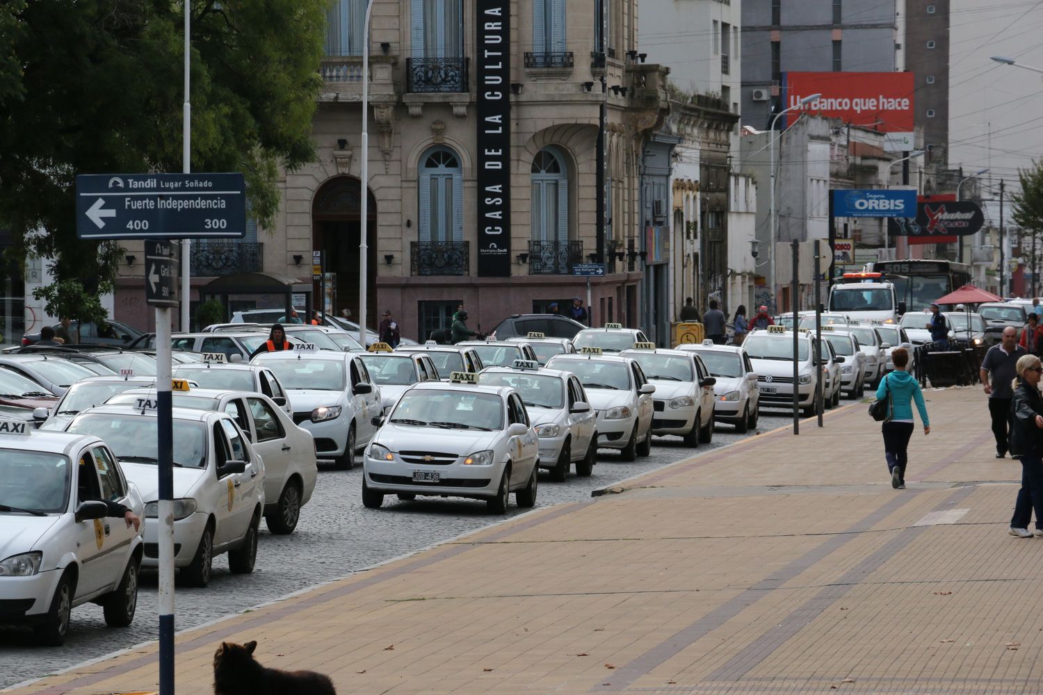 Propietarios de taxis piden aumentar la tarifa y la bajada de bandera llegaría a 100 pesos