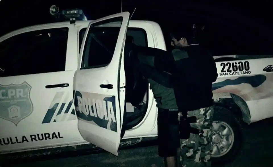 Un joven detenido en un campo de la zona