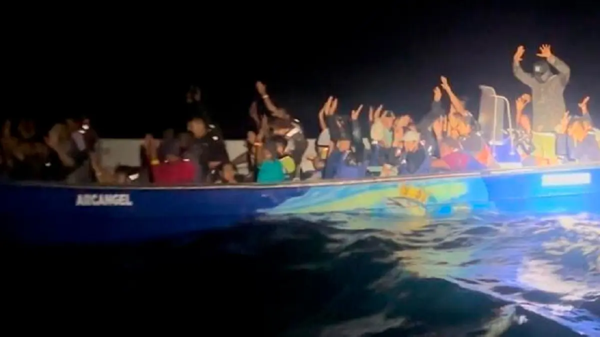 Armada de Colombia rescata a 44 migrantes: había 10 menores de edad y una embarazada