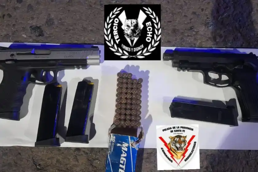 Cuatro detenidos con armas.