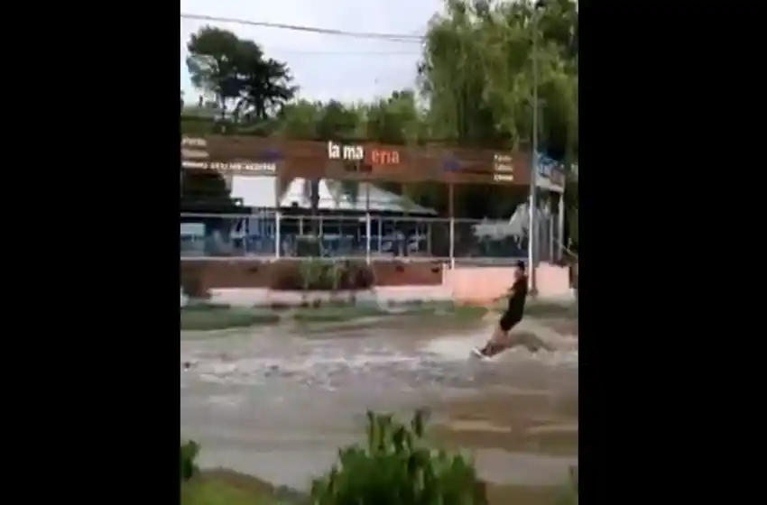 Un joven aprovechó la anegación de una calle para practicar un deporte acuático
