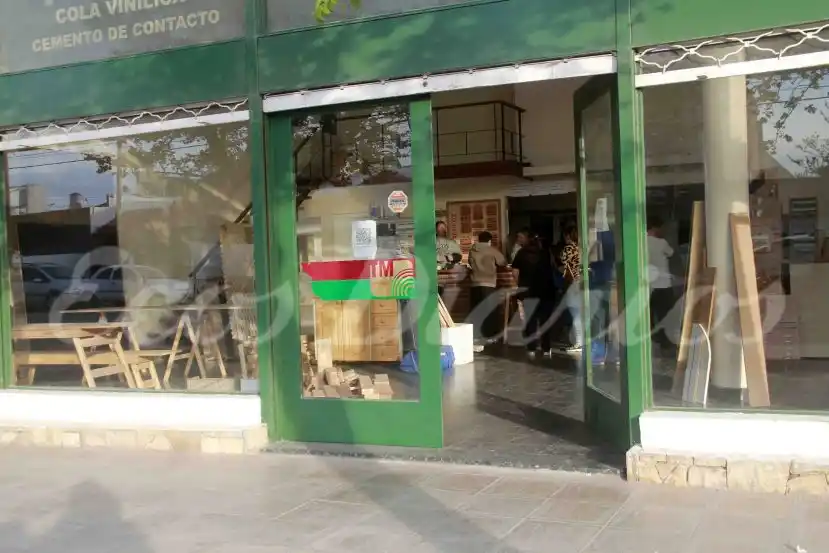 Investigan el robo de 100 cheques de una maderera de la avenida 42