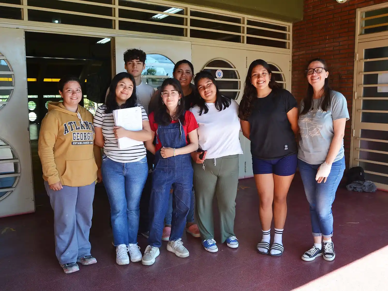 Estudiantes de sexto año junto a la docente Josefina Vignola (derecha).