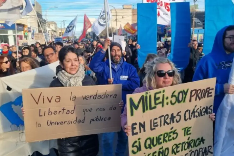 Insultos y abucheos a Martín Menem en el local partidario</p><p>Foto: Tiempo Sur
