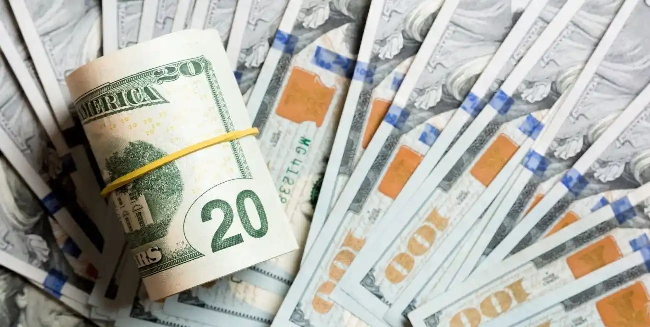 Nueva restricción para frenar la salida de dólares.