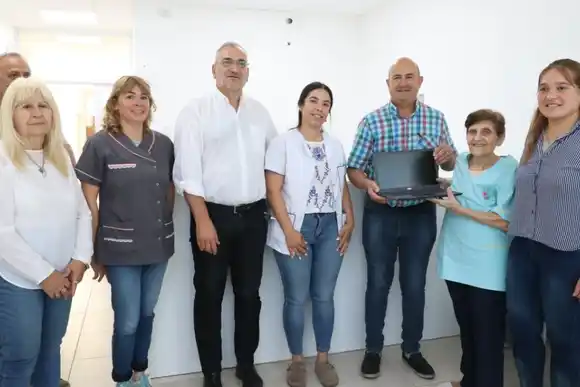La provincia entregó un vehículo, equipamiento médico, informático y fondos en la región de salud Rafaela