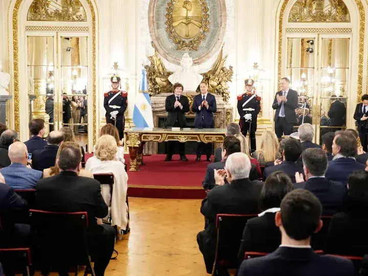 Santilli juró como jefe de Gabinete: hubo fuerte presencia de gobernadores y dirigentes