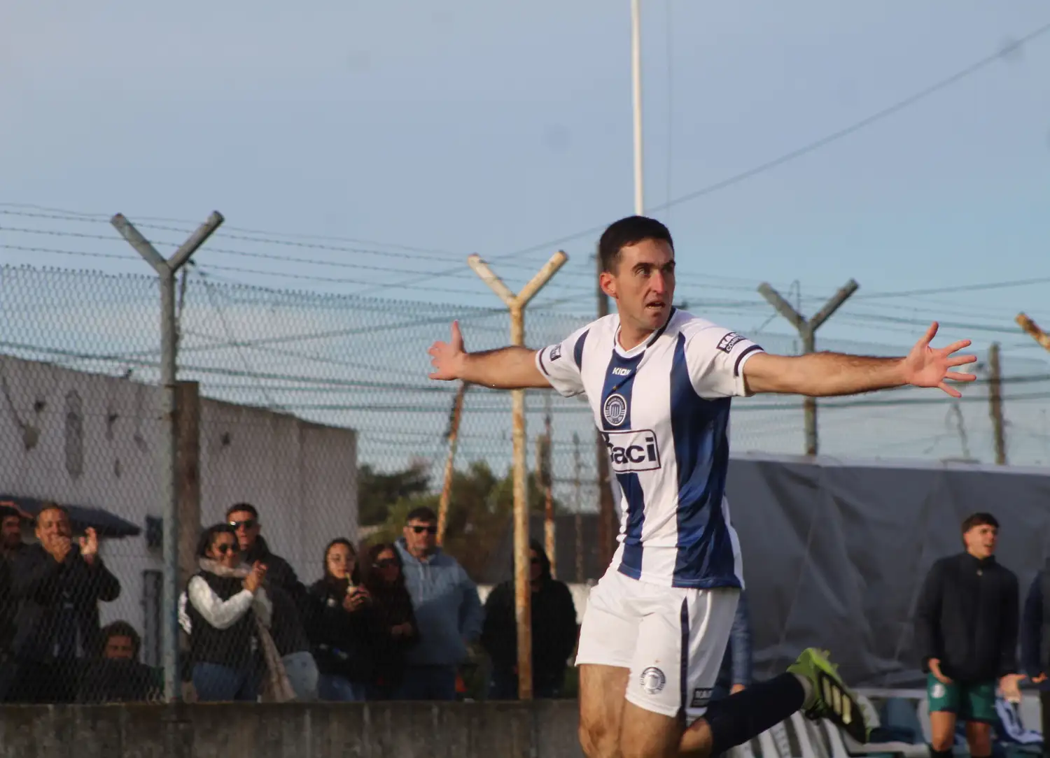 Cuarta fecha con partidos intensos y movimientos en la tabla