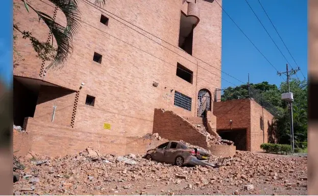 Un edificio dañado y un vehículo cubierto de escombros en Cali, Colombia.
Foto: Agencia NA (Xinhua)