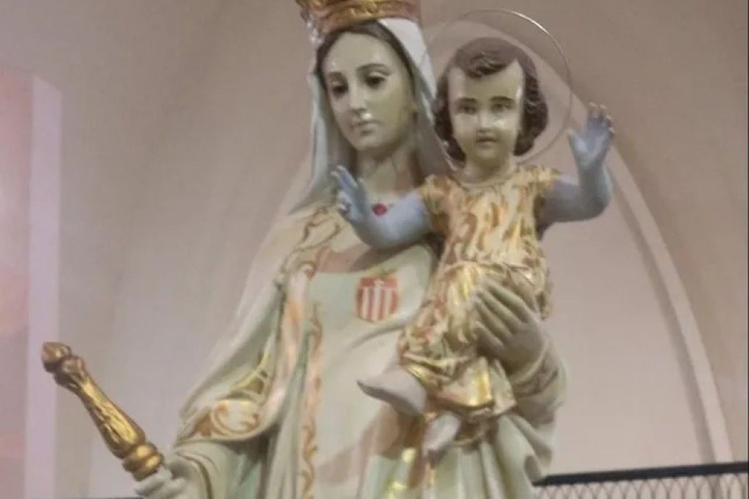 VIDEO | Se cayó la virgen durante una procesión en San Justo. Aclaran que "no es ninguna señal" divina