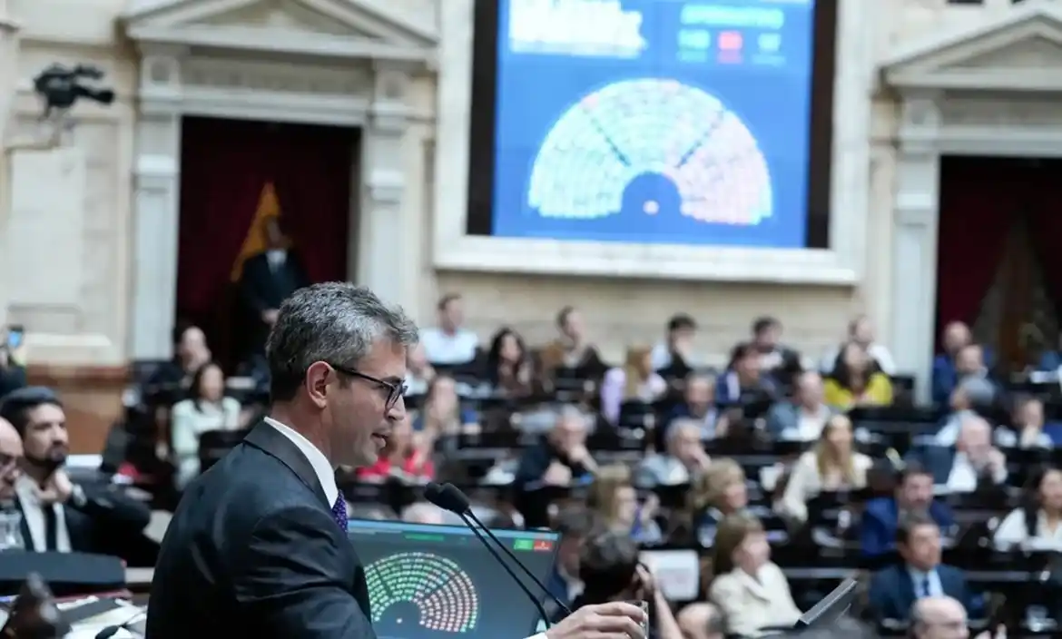 La ley que limita a Javier Milei el uso de los DNU fue modificada en Diputados y ahora debe volver al Senado