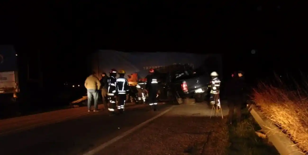 Personal de emergencia durante las tareas de rescate del 27 de abril.
