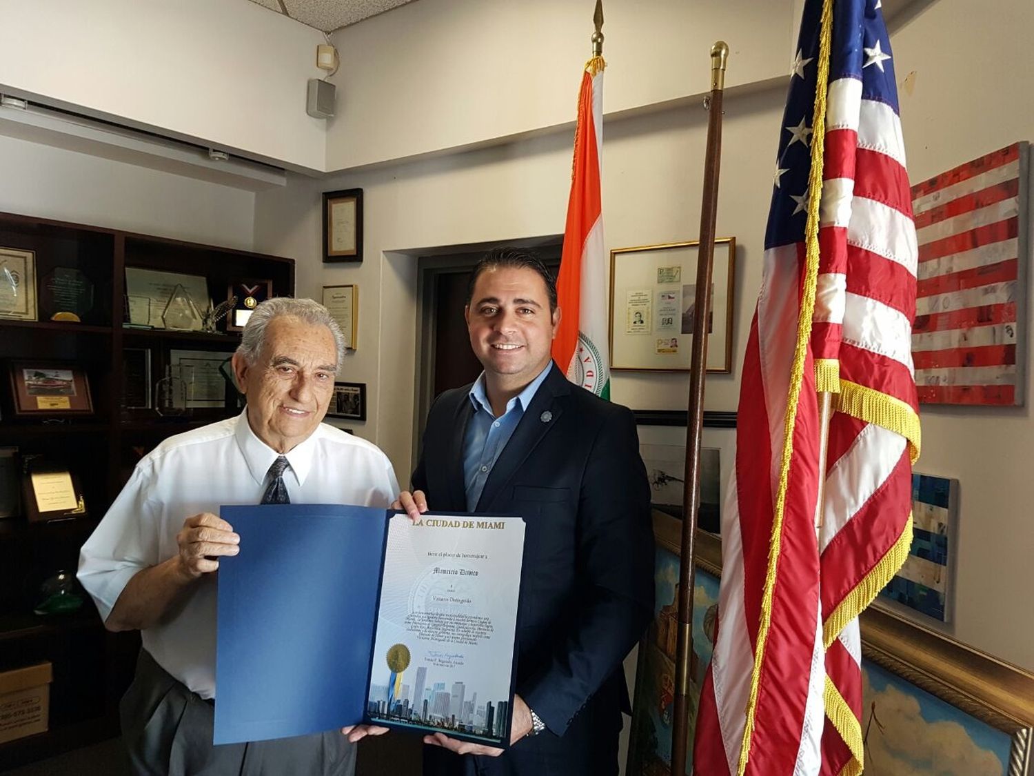 El intendente Mauricio Davico fue distinguido por el alcalde de Miami