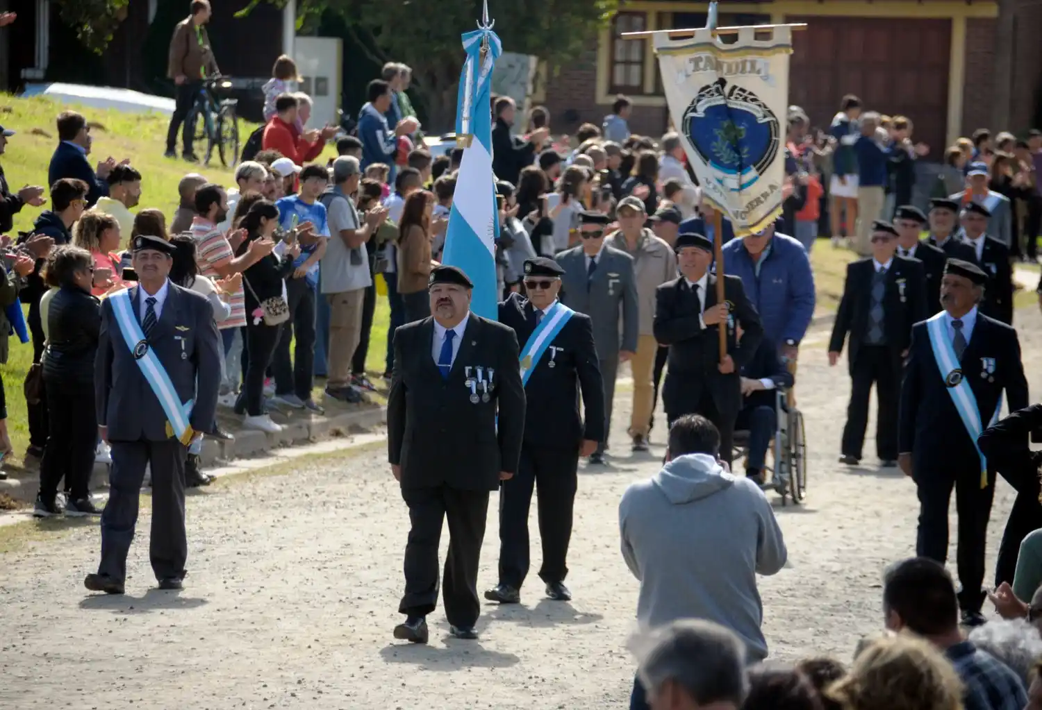 Héctor Luis Murúa, al frente de la columna del Círculo de Veteranos durante el desfile el 2 de abril.