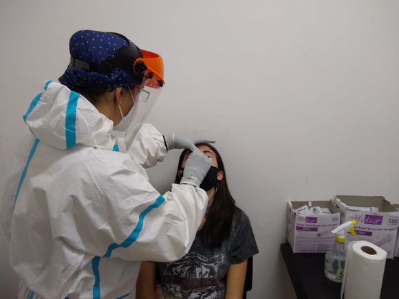 Coronavirus: desde ahora, la mayoría de los hisopados irán a análisis PCR ante la falta de test rápidos