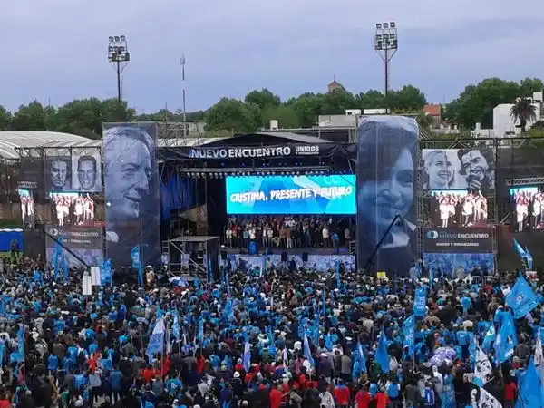 Multitudinario acto de Nuevo Encuentro en apoyo a Cristina