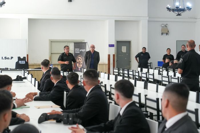 Santa Fe invirtió $33.000 millones y entregó equipamiento completo a 811 nuevos suboficiales - 5