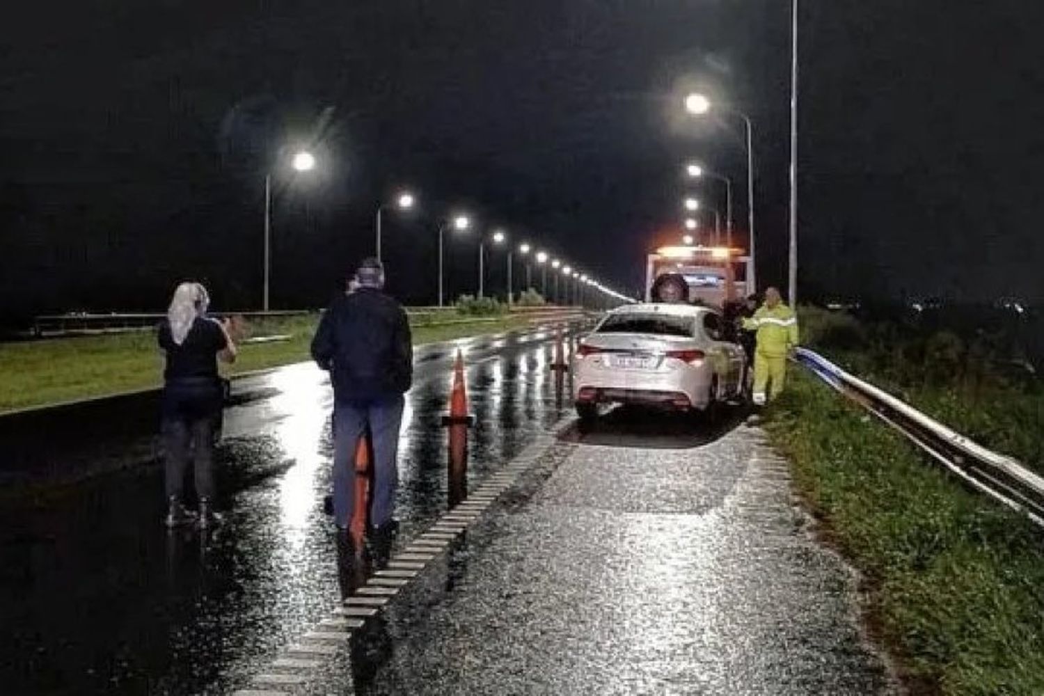 Autopista Rosario - Santa Fe: se les rompió el auto en la ruta y les robaron todo a metros de un destacamento policial