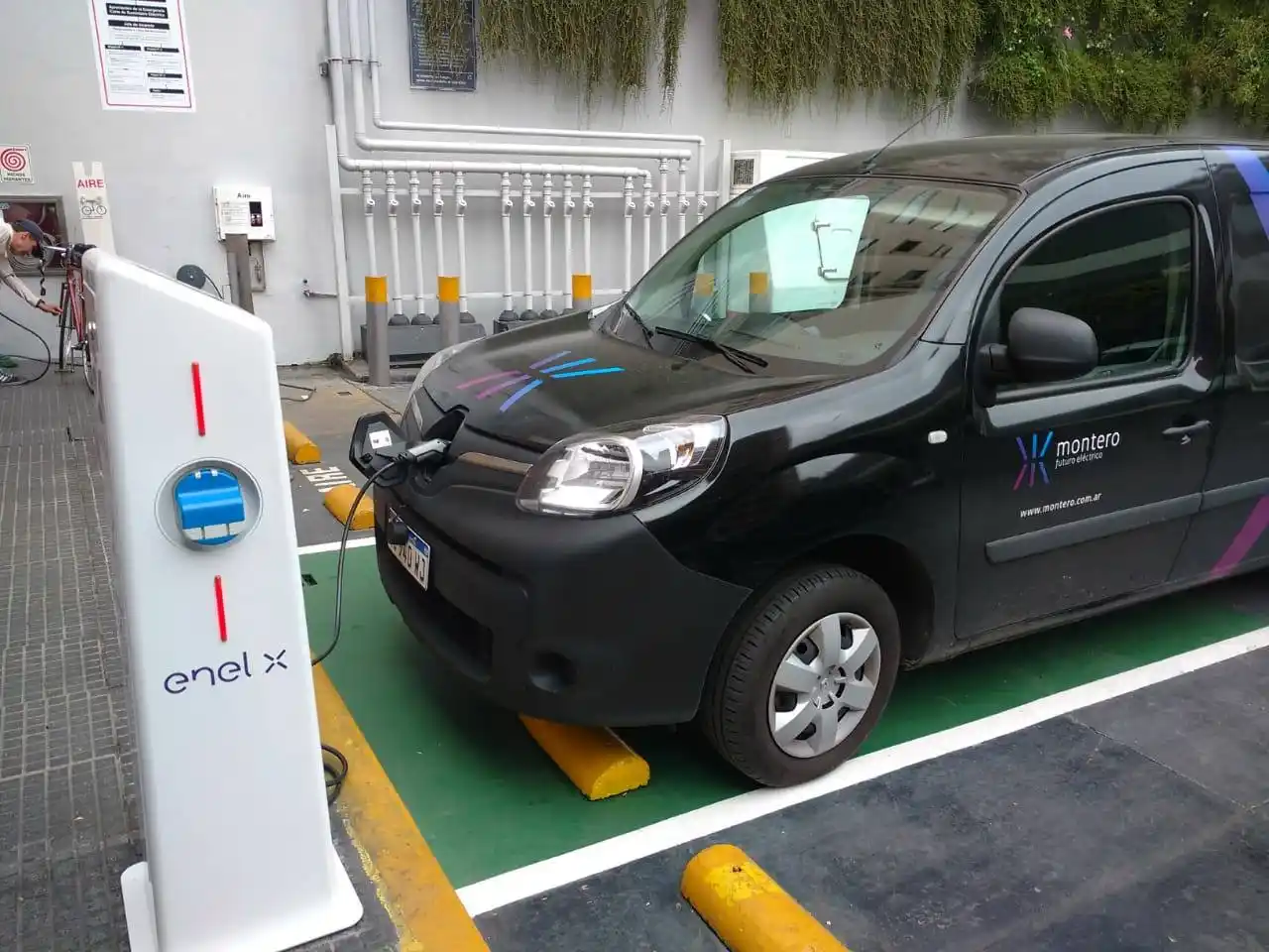 Inauguran el primer surtidor para autos eléctricos del país