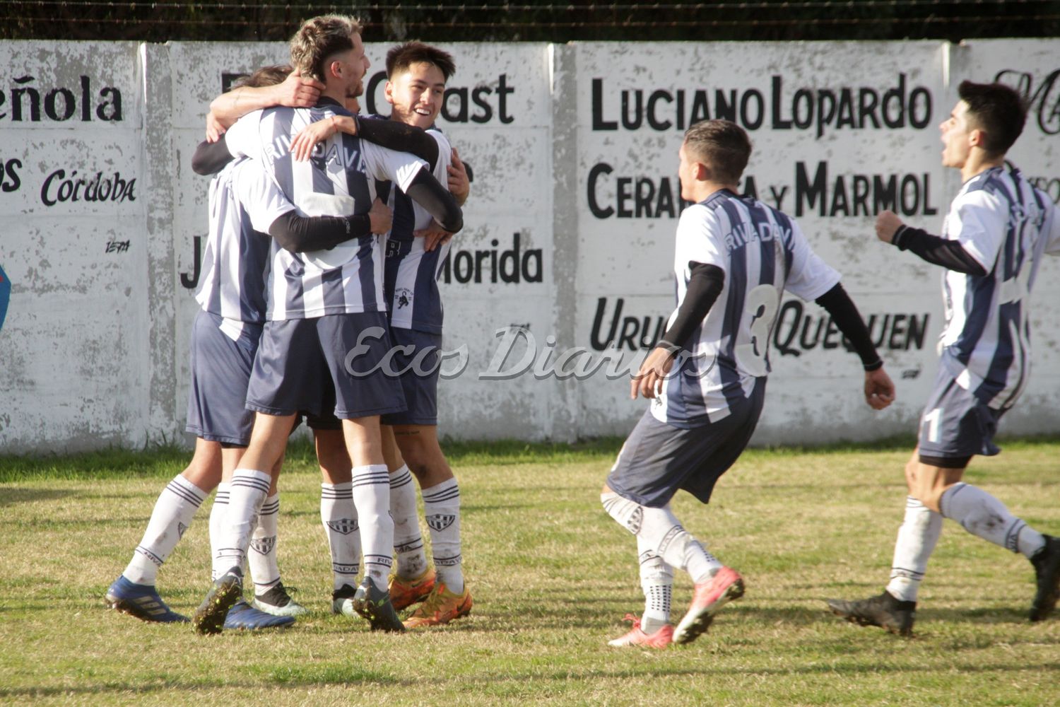 Abrazo de gol en el córner. Luego de la apertura del marcador de Emiliano Giudicatte