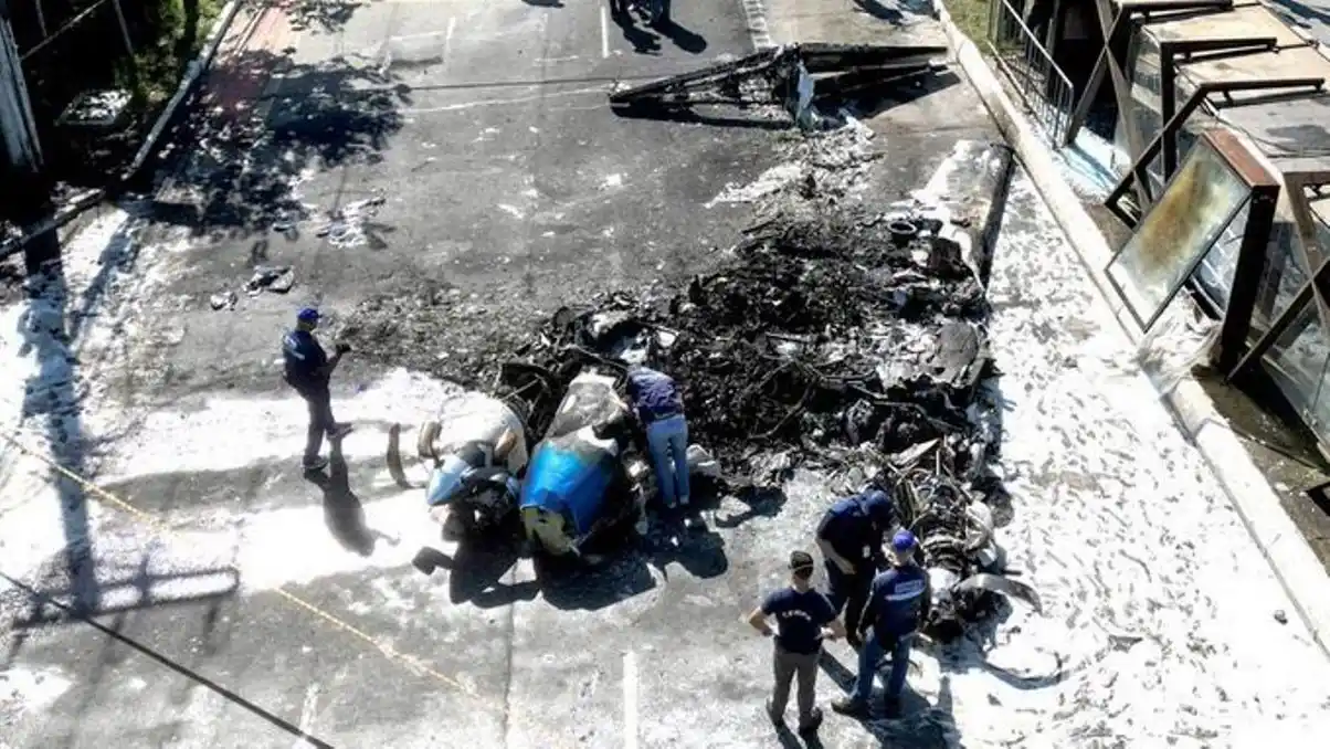 Una avioneta cayó en plena avenida de Sao Paulo, deja dos muertos y seis heridos